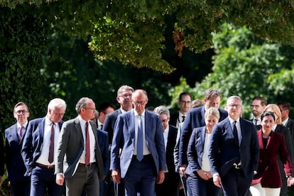 El canciller alemán, Friedrich Merz (centro), y los miembros del gabinete, en Neuhardenberg.