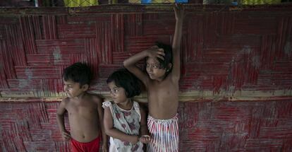 Niños refugiados rohingyas en un campo en en Cox's Bazar (Bangladesh).