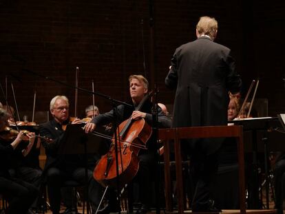 El violonchelista Alban Gerhardt durante la interpretación de la 'Sinfonía para violonchelo y orquesta' de Britten.