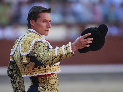 Diego Urdiales saluda al tendido con la montera, en la vigesimo octava de la Feria, jornada en la que recibió una gran ovación.