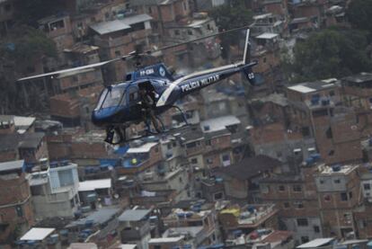 Un helicóptero de la policía sobrevuela Rocinha, la principal favela de Río.