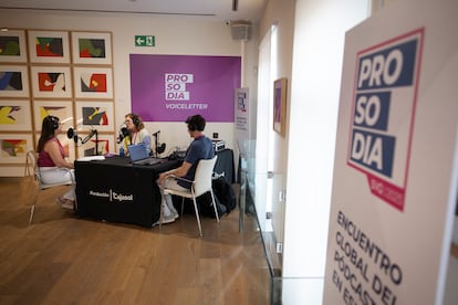 Segunda jornada del festivla de 'podcast' Prosodia, celebrado en la Fundación Cajasol, Sevilla. En la imagen Marta Jiménez durante una entrevista tras la mesa de debate.