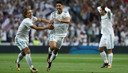 Asensio festeja con Modric (i); Kovacic se toma la cabeza, incr&eacute;dulo.