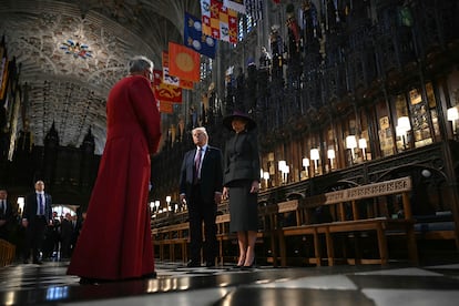Tras el almuerzo, Donald y Melania Trump han realizado una visita guiada a la capilla de San Jorge del castillo de Windsor, donde han estado acompañados del decano Christopher Cocksworth.