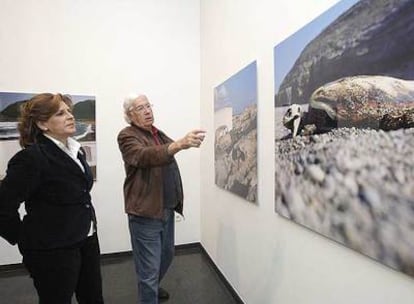 Carlos Pérez Siquier, ayer en el Centro Andaluz de la Fotografía ante dos de sus obras.