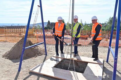 El alcalde de Barcelona, Jaume Collboni (centro), y el presidente de la Fundación la Caixa, Isidro Fainé (izquierda), pusieron la primera piedra del CaixaResearch Institute, el primer centro de investigación especializado en inmunología de España. El acto contó también con la presencia del director del proyecto científico, Josep Tabernero (derecha). Con una inversión de cerca de 100 millones de euros, se prevé que trabajen en el mismo 500 personas y que acoja los primeros grupos de investigación en 2025.