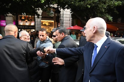 El presidente de Túnez, Kais Said, en las calles de la capital tunecina en enero.