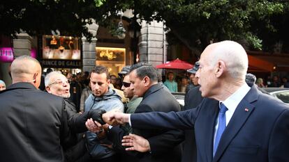 El presidente de Túnez, Kais Said, en las calles de la capital tunecina en enero.