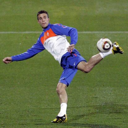 Van Persie, durante el entrenamiento de ayer de la selección holandesa en Puerto Elizabeth.