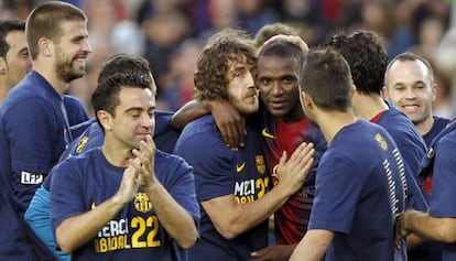 Los jugadores del Barça despiden a Abidal en el Camp Nou.