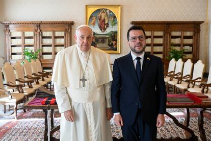 El papa Francisco posa con el presidente catalán, Pere Aragonès, durante un encuentro celebrado en el Vaticano, este lunes.