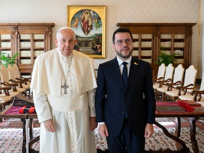 El papa Francisco posa con el presidente catalán, Pere Aragonès, durante un encuentro celebrado en el Vaticano, este lunes.