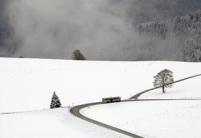 Un autobús circula por un paisaje nevado en Hofsgrund, Alemania.