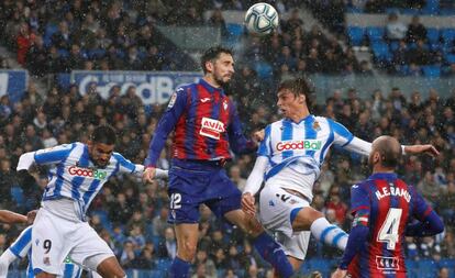 Le Normand, zaguero de la Real Sociedad, marca el primer gol del partido contra el Eibar.