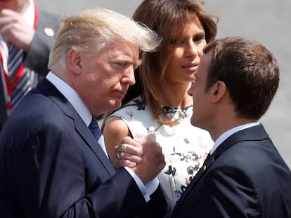 Emmanuel Macron saluda a  Donald Trump.