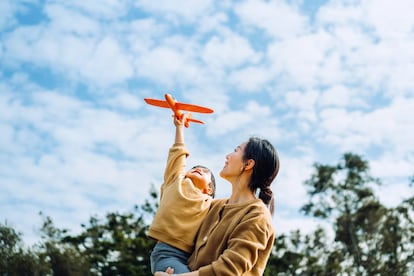 Madre e hija jugando al aire libre.