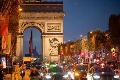 Tráfico lento cerca del Arco del Triunfo de París, el 18 de octubre.