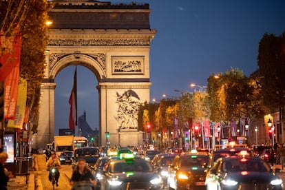 Tráfico lento cerca del Arco del Triunfo de París, el 18 de octubre.