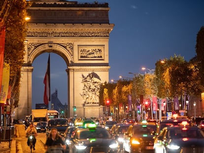 Tráfico lento cerca del Arco del Triunfo de París, el 18 de octubre.