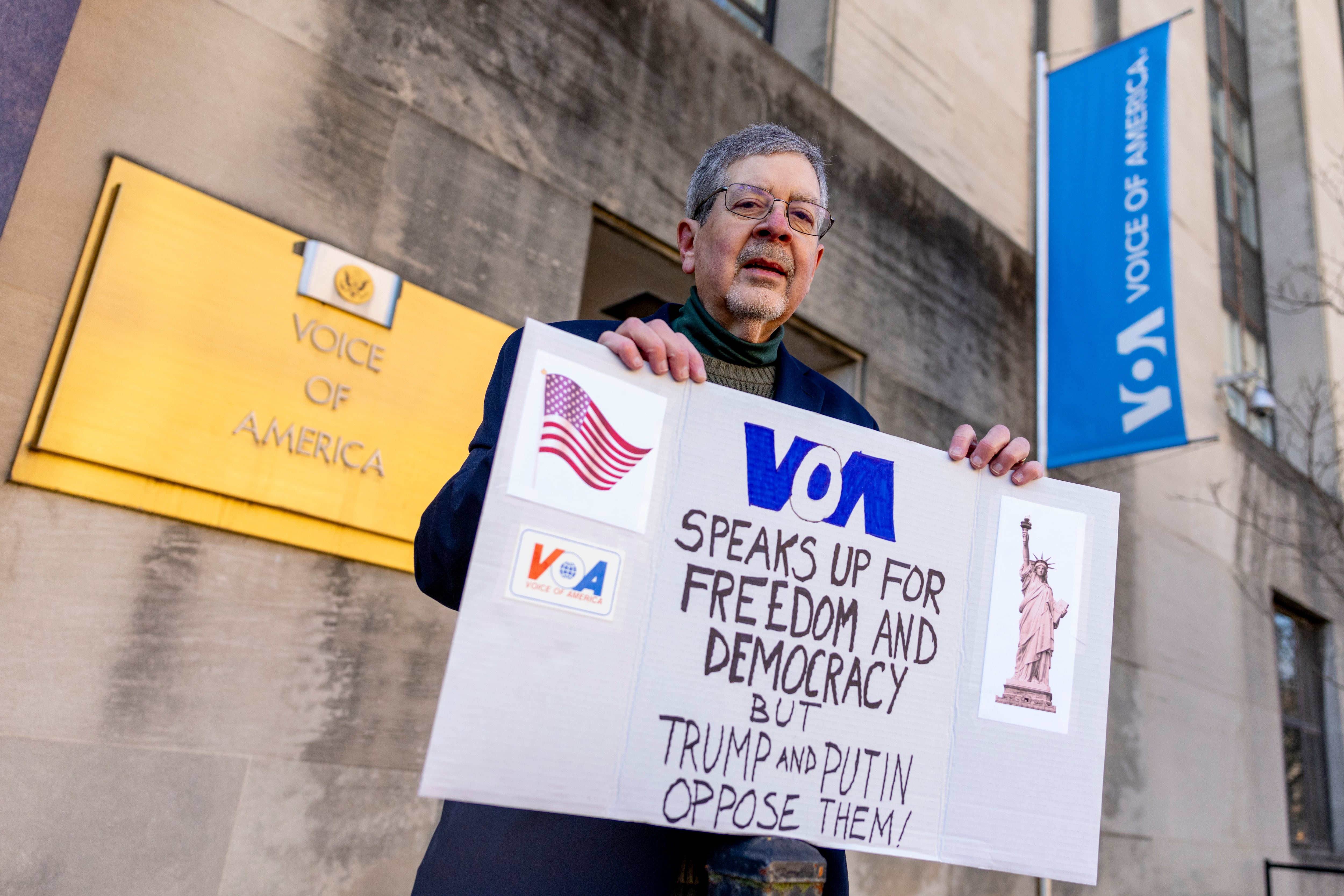 Steve Lodge, hijo de un antiguo corresponsal de Voice of America, protestaba por el cierre de la emisora el pasado lunes.