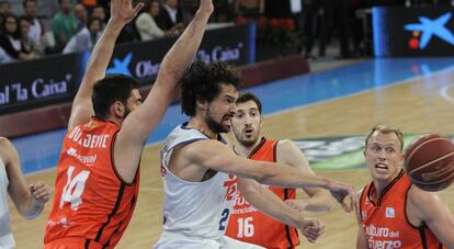 Llull da un pase durante la final de Copa.