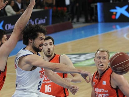 Llull da un pase durante la final de Copa.