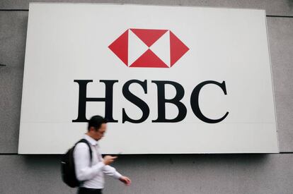 Logo de HSBC en la sede en Kuala Lumpur, Malasia