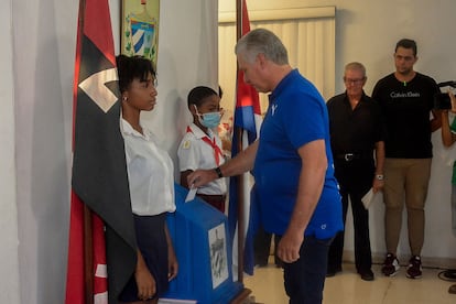 El presidente cubano Miguel Díaz-Canel emitiendo su voto en un colegio electoral durante el referéndum del nuevo Código de Familia en La Habana, el 25 de septiembre de 2022.