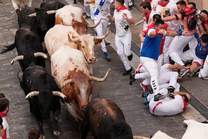 Los toros de la ganadería de Fuente Ymbro a su paso por la Cuesta de Santo Domingo, en el cuarto encierro de los Sanfermines.
