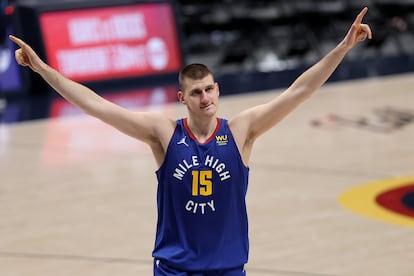 Jokic celebra la victoria de Denver contra Portland  el 1 de junio en el quinto partido de la primera ronda de los 'playoffs'.