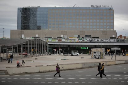 La plaza dels Països Catalans, con la estación de Sants al fondo.