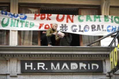 Un joven, en el edificio ocupado en Madrid.