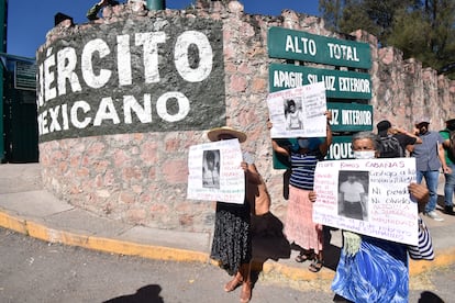 Familiares de desaparecidos durante la guerra sucia se manifiestan en Chilpancingo (Estado de Guerrero), en febrero de 2023.