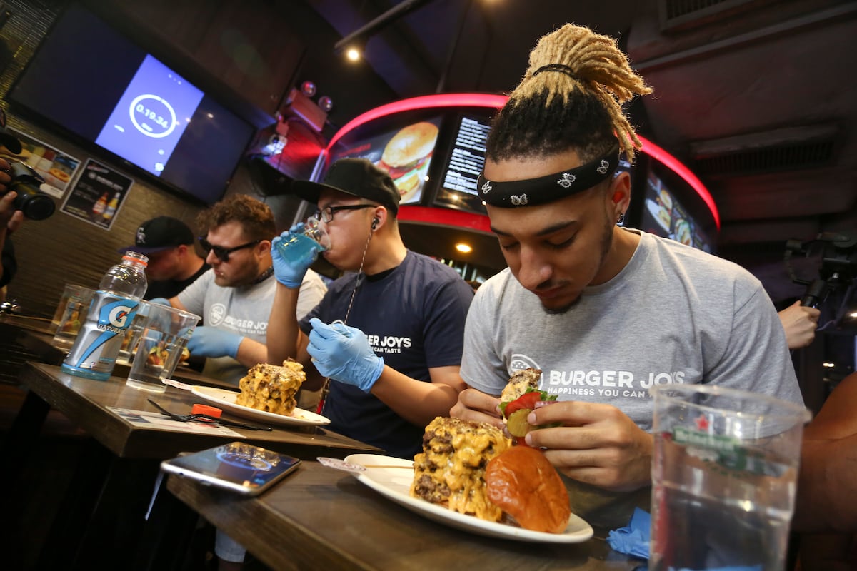 Bares con retos de comida o la bestialidad de comerse seis kilos de  hamburguesas en una hora | Gastronomía: recetas, restaurantes y bebidas |  EL PAÍS