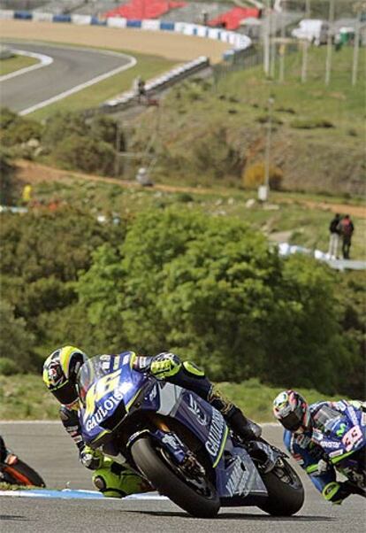 Rossi, seguido de Melandri, en el entrenamiento de Estoril.