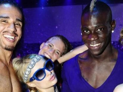 Paris Hilton y Mario Balotelli en una discoteca de Ibiza. 
