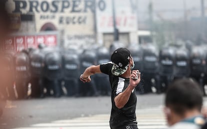 Manifestantes se enfrentan a pedradas contra la policía en la plaza del Congreso de Buenos Aires.