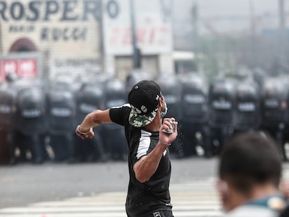 Manifestantes se enfrentan a pedradas contra la policía en la plaza del Congreso de Buenos Aires.