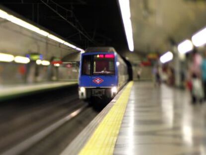 Un vagón del metro de Madrid entra en una estación.