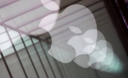 El logo de Apple, reflejado en el escaparate de una tienda en Shanghái.