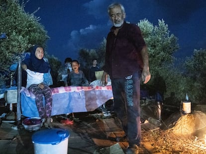 Um grupo de refugiados passa a noite ao relento depois do incêndio no campo de refugiados de Moria, em Lesbos (Grécia).