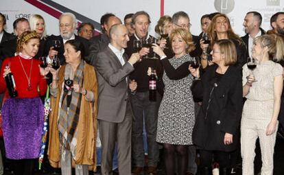 La presidenta de la Comunidad, Esperanza Aguirre, brinda con los 45 diseñadores que presentarán sus propuestas en la Cibeles Madrid Fashion Week.