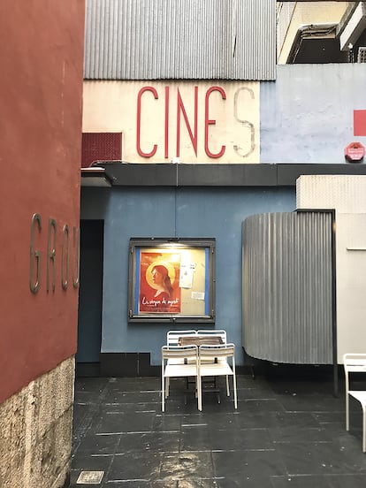 El encanto del cine ‘raro’. Los cines Groucho son una apuesta relativamente reciente por el cine de autor en Santander, puesto que abrieron hace unos 15 años. Su programación en versión original y su localización "secreta", escondida en un callejón detrás del ayuntamiento, tienen un punto romántico que me encanta. Celebran ciclos temáticos y a veces también programan conciertos. Voy siempre. Este verano vi allí Las niñas, de Pilar Palomero, que es una enorme película. Pensar que un cine pequeño y con una programación arriesgada sobrevive en una ciudad de tamaño mediano en estos tiempos es un motivo para el optimismo y la celebración (Cardenal Cisneros, 4).