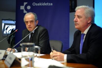 El director de Osakidetza, Jon Etxebarria (izquierda) y el director de Asistencia Sanitaria, Antonio Arraiza, este mi&eacute;rcoles en Vitoria