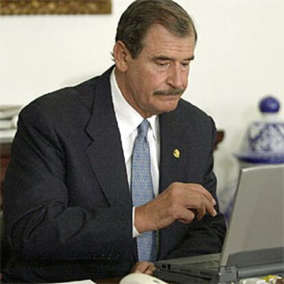 Vicente Fox, presidente de México, envía por Internet su declaración de impuestos el martes pasado.