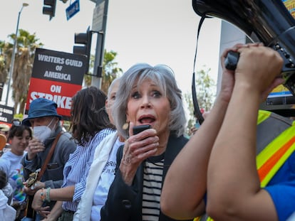 Jane Fonda apoya a los guionistas durante un piquete de su huelga frente a las oficinas de Netflix situadas en Hollywood, California, el 29 de junio de 2023.