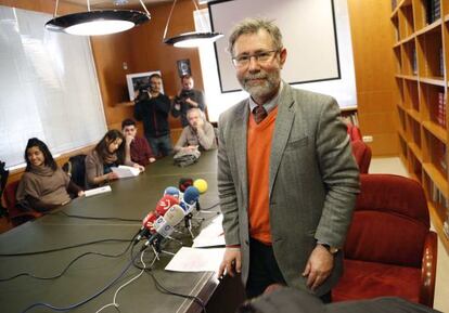 El presidente del Colegio Oficial de Médicos de Gipuzkoa, Jose María Urkía, en la rueda de prensa ofrecida hoy en San Sebastián.  