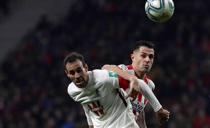 Víctor Díaz pelea el balón con Vitolo.