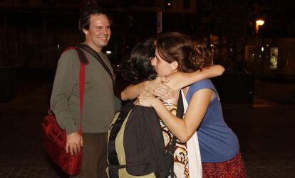 Dos cooperantes repatriadas de Tinduf se abrazan a su regreso a Madrid el pasado 28 de julio. 