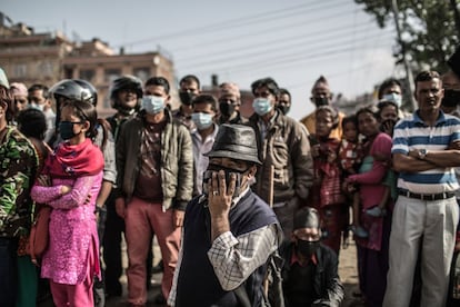 Naciones Unidas estima que el desastre natural ha dejado ocho millones de personas afectadas en todo el país, más de una cuarta parte de la población de Nepal. En la imagen, habitantes de Katmandú observan los destrozos que el terremoto ha provocado en la ciudad.